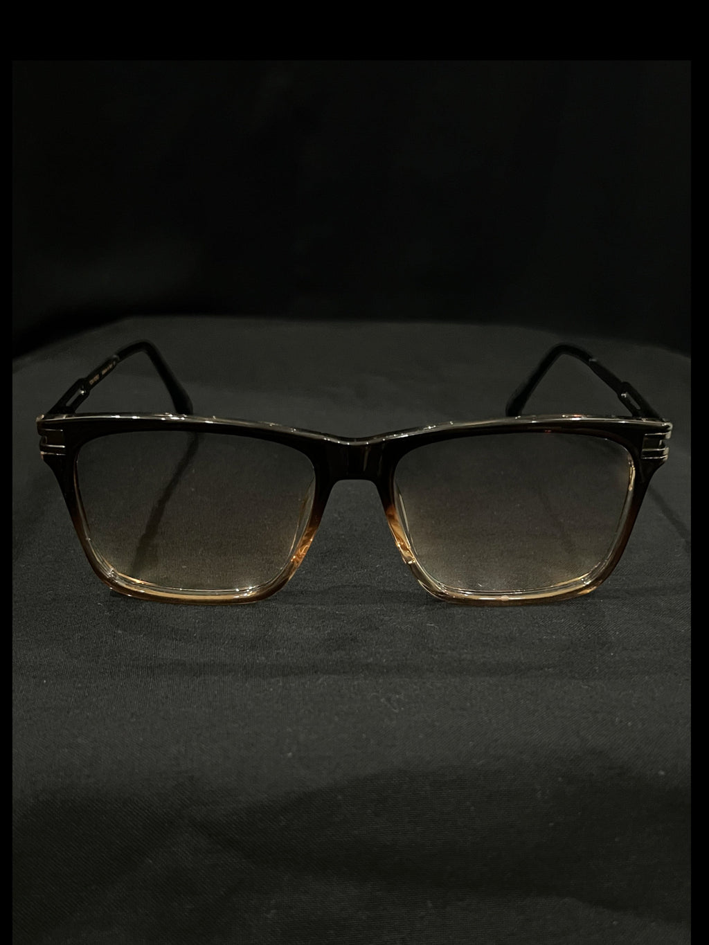OPTICA Jerry shiny black rectangular frames with gold accents and gradient lenses. Medium size.